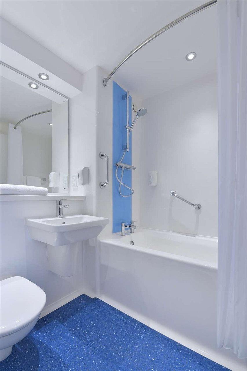 Travelodge Харлоу Екстериор снимка
